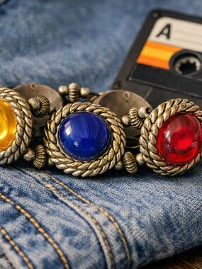 Sassy 1980’s Gripoix-Style bracelet w/ glass cabochons in rope-textured setting.